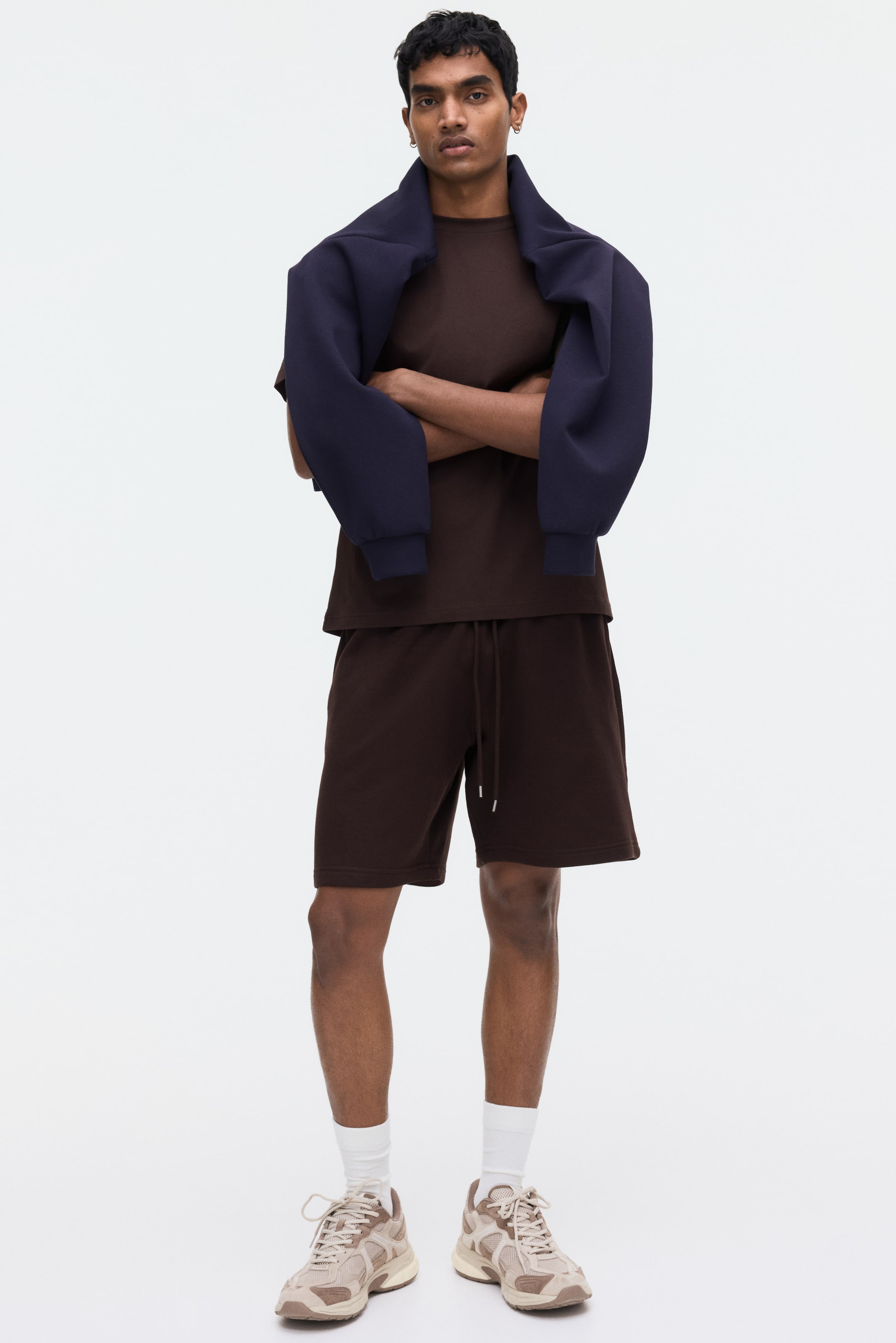 Zobrazit větší obrázek: Šortky Regular Fit - Tmavě hnědá - MUŽI | H&M CZ 1