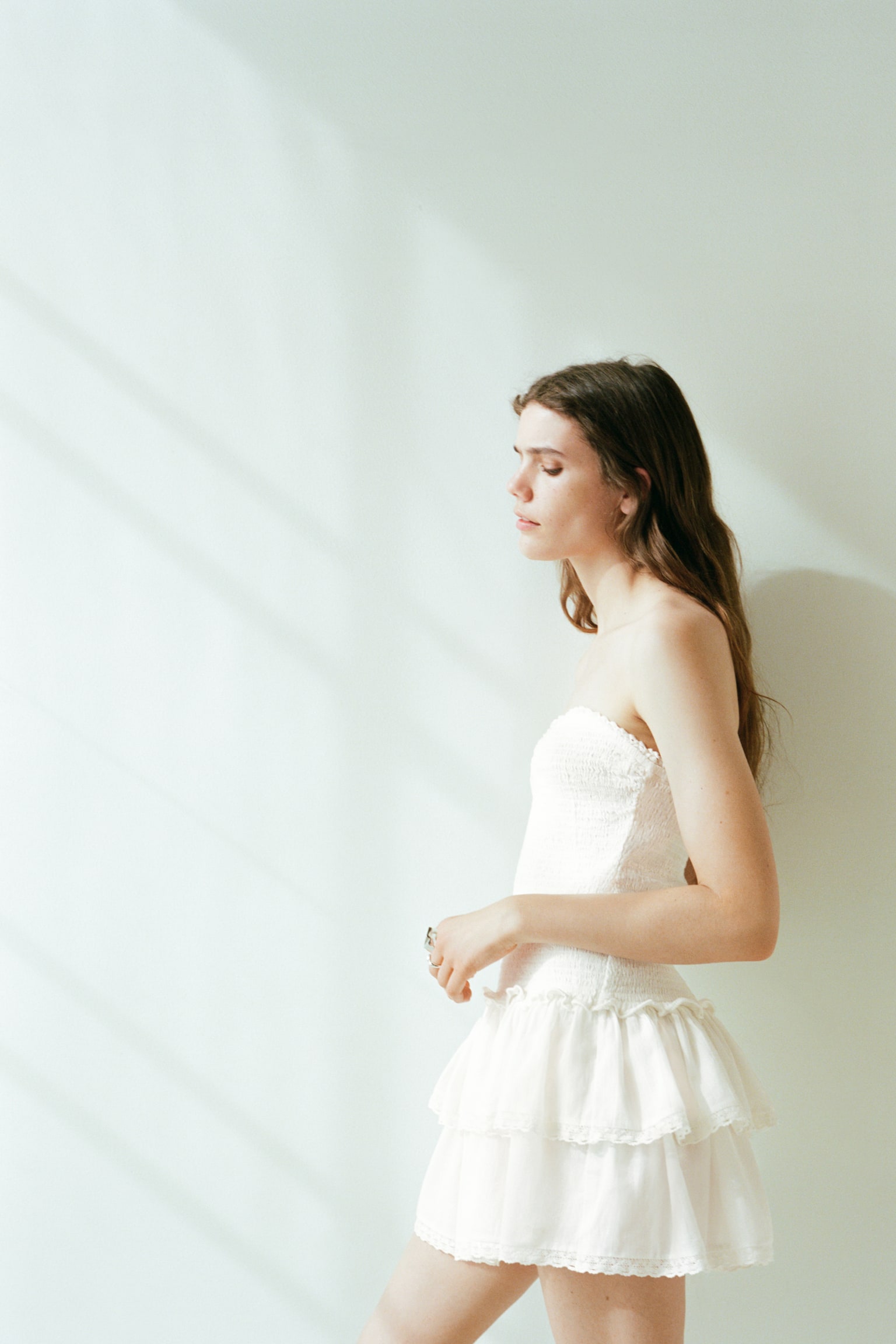 Женское платье H&M Smocked-Bodice Bandeau, цвет: Слоновая кость — фото 4