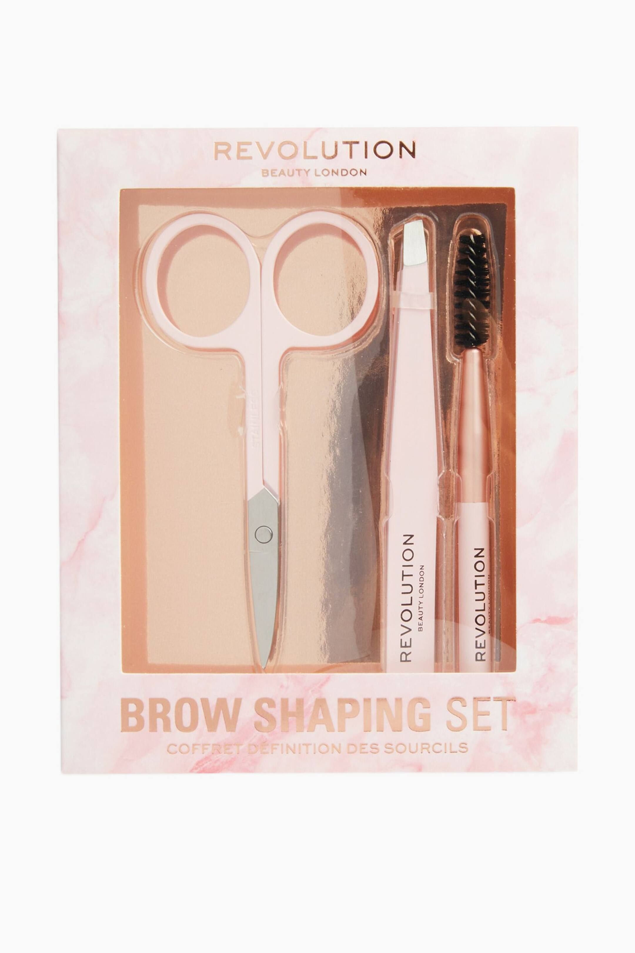 Größeres Bild ansehen: Das Revolution Brow Shaping Set präsentiert drei Pflegewerkzeuge, die in einem metallisch roségoldenen Tray in einer hellrosa Box mit Marmorstruktur sicher verstaut sind. Das Set zeigt eine Schere für die Augenbrauen mit rosafarbenen Griffen, eine Pinzette mit schräger Spitze und ein Spoolie-Bürstchen mit roségoldener Zwinge, wobei jedes Werkzeug den Markennamen trägt.