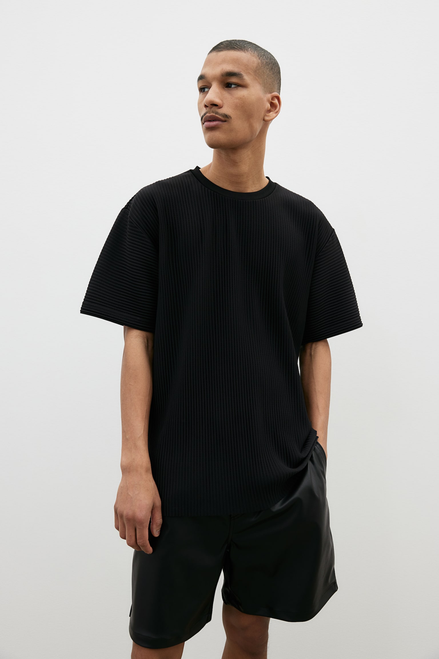 Loose Fit Pleated T-shirt - Black/Light beige - 6