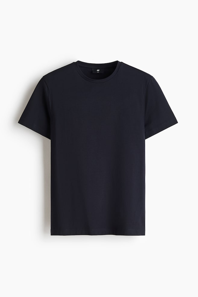 En mørk marineblå T-shirt vender frontalt og har rund halsudskæring, korte ærmer og lige søm. Slim fit-plagget har en glat, ensfarvet tekstur med et minimalistisk design. - 1