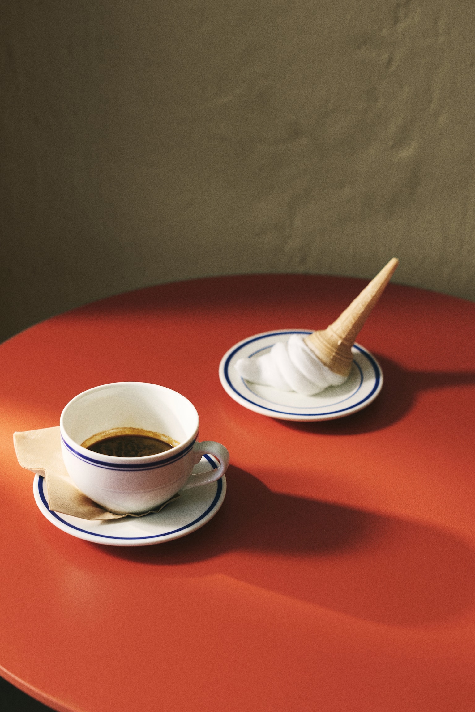 2-pack porcelain cups and saucers - White/Blue/White/Black/White/Red - 2