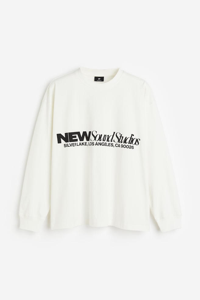 Bedrucktes Jerseyshirt in Oversized Fit - Weiß/New Sound/Schwarz/Zug - 2