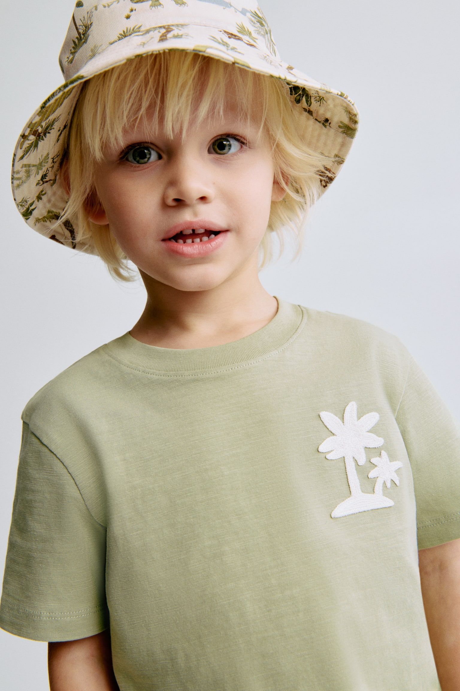 T-shirt in cotone - Verde kaki chiaro/palme/Blu/righe - 5