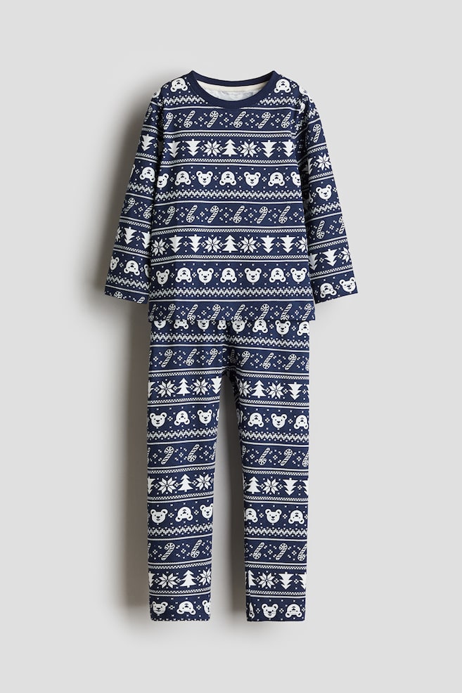 Pigiama in cotone con stampa - Blu scuro/fantasia/Beige/omini di pan di zenzero/Grigio chiaro/pipistrelli/Rosso/aiutante Babbo Natale/Nero/scheletro/Verde/elfo - 1