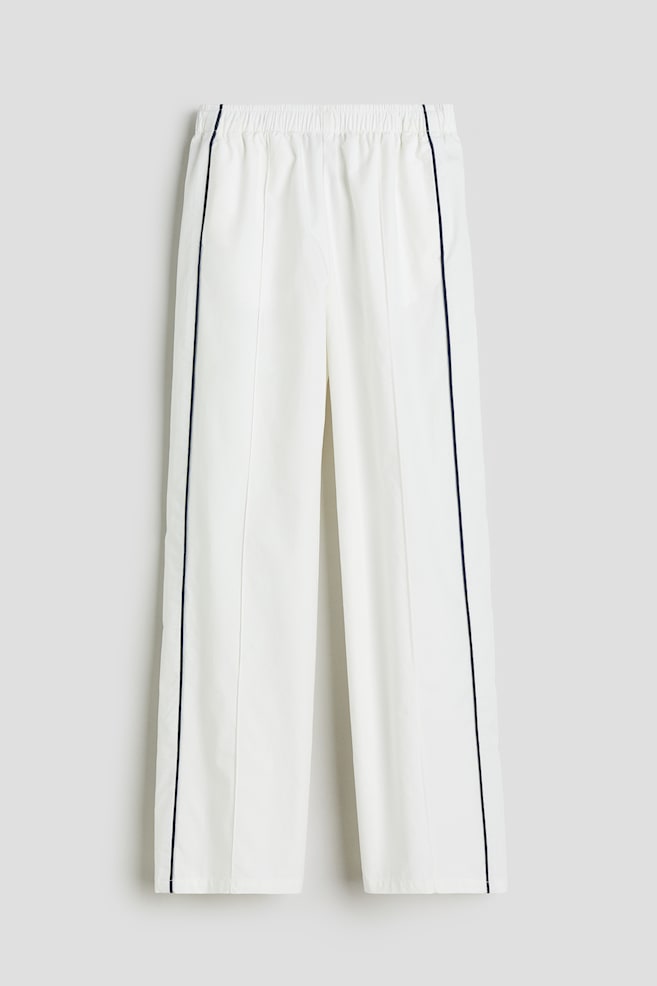 Pantaloni sportivi con profili decorativi - Bianco/blu scuro/Nero/bianco - 2