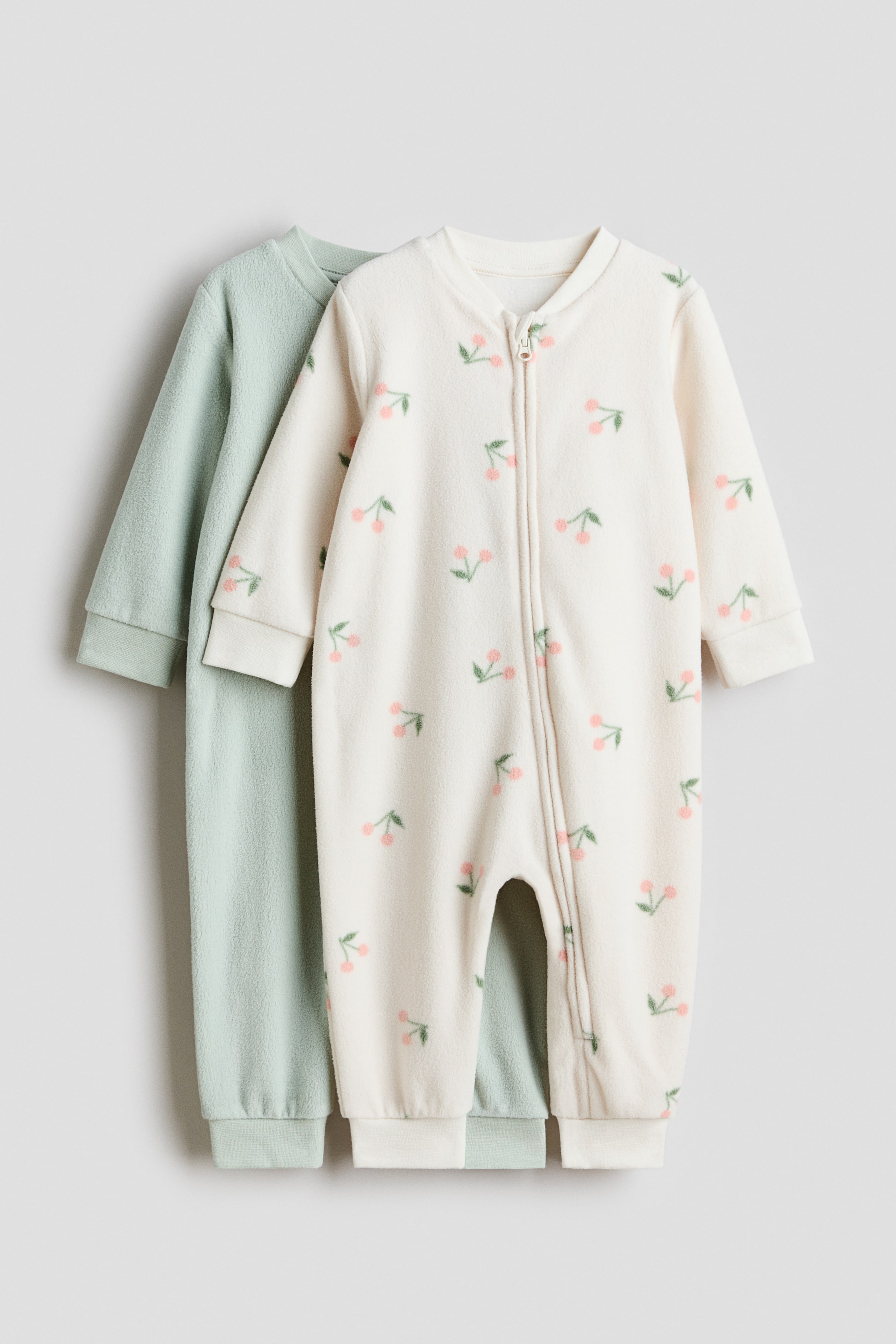 Vezi imaginea mai mare: 2 pijamale-salopetă din fleece cu fermoar - Verde-deschis/cireșe - COPII | H&M RO 1