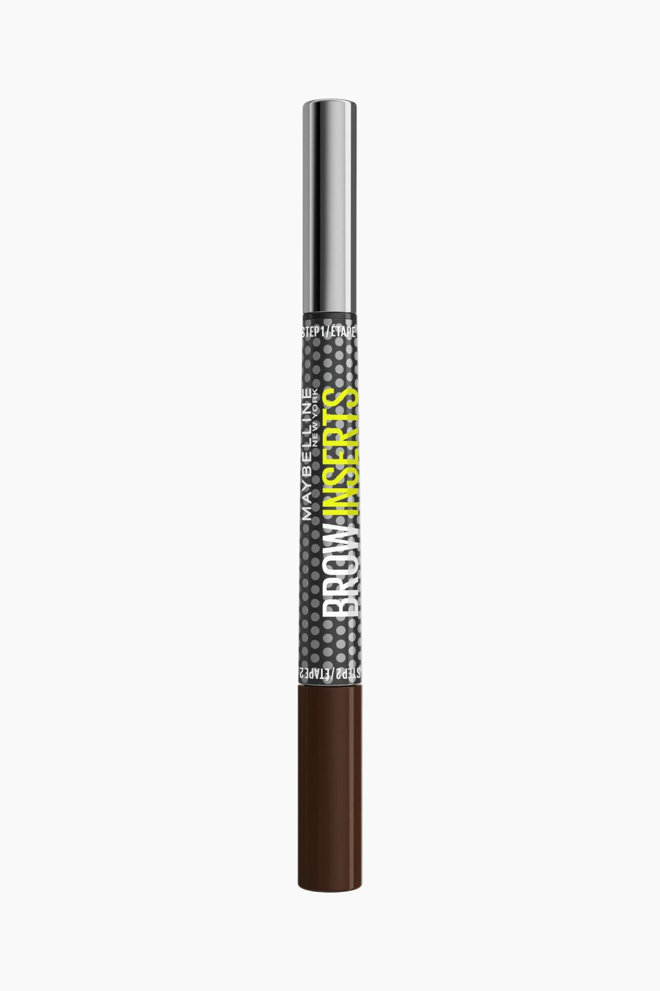Größeres Bild ansehen: Das Produkt Maybelline Brow Inserts steht aufrecht und verfügt über eine silberne Kappe. Der zylindrische Körper ist mit einem schwarzen Abschnitt gestaltet, der ein graues kreisförmiges Muster, den gelben Schriftzug „BROW INSERTS“ sowie die Beschriftungen „STEP 1 / ETAPE 1“ und „STEP 2 / ETAPE 2“ zeigt und in einen einfarbig dunkelbraunen unteren Abschnitt übergeht.