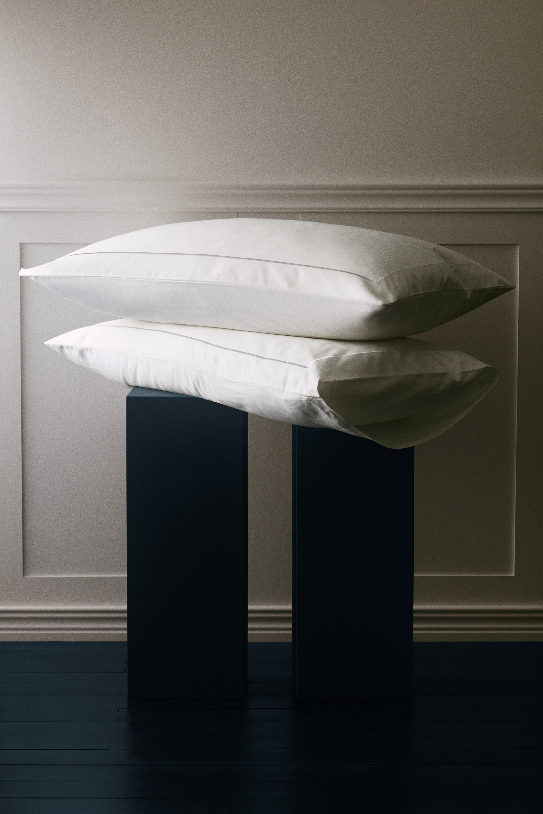 Ver imagen más grande: Dos fundas de almohada de satén de algodón están apiladas, mostrando un brillo sutil y un marco de puntada de satén que detalla sus bordes. La funda de almohada inferior muestra su abertura tipo sobre.