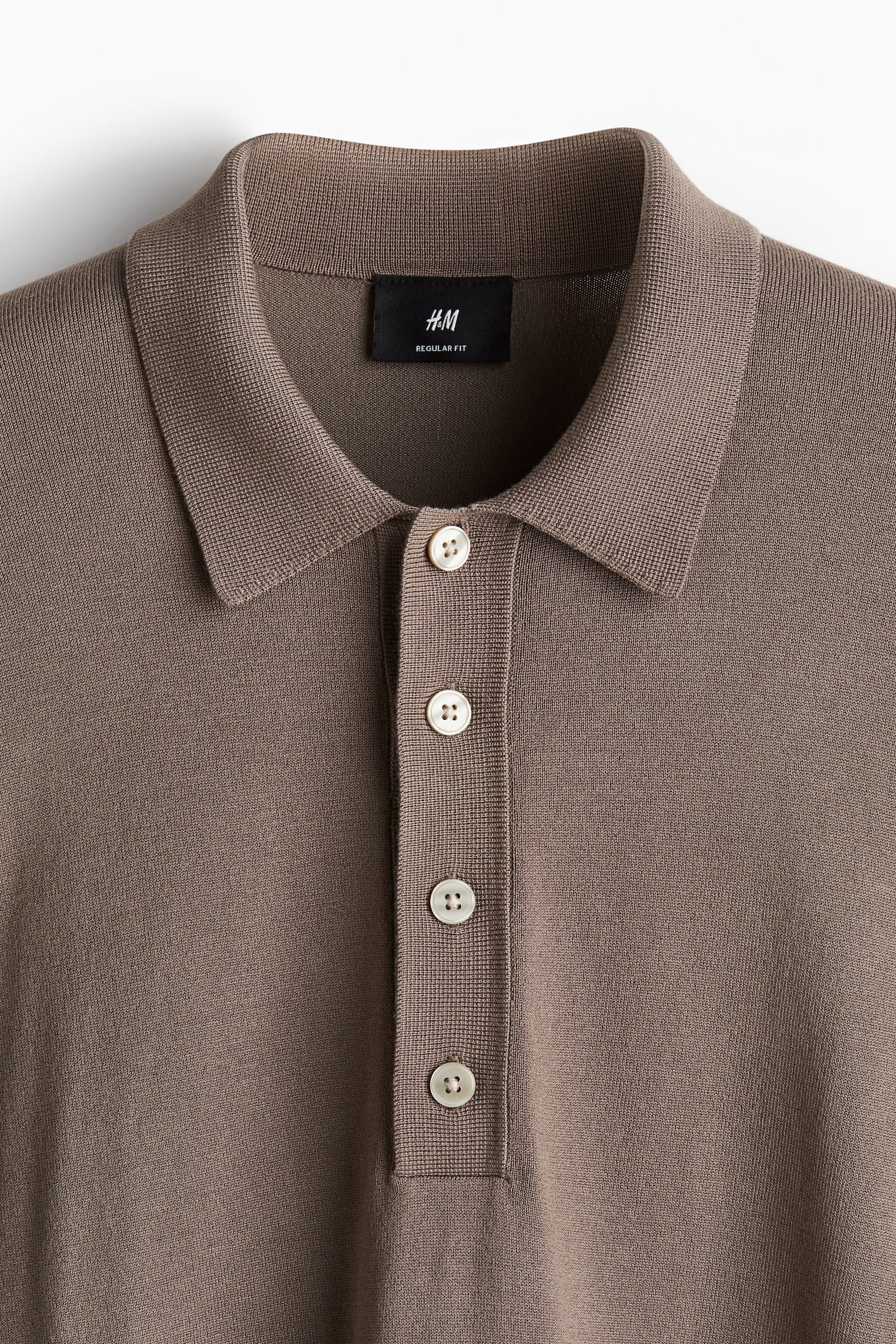 Мужское поло H&M Regular Fit Fine-Knit Polo, цвет: Тёмный бежевый — фото 2
