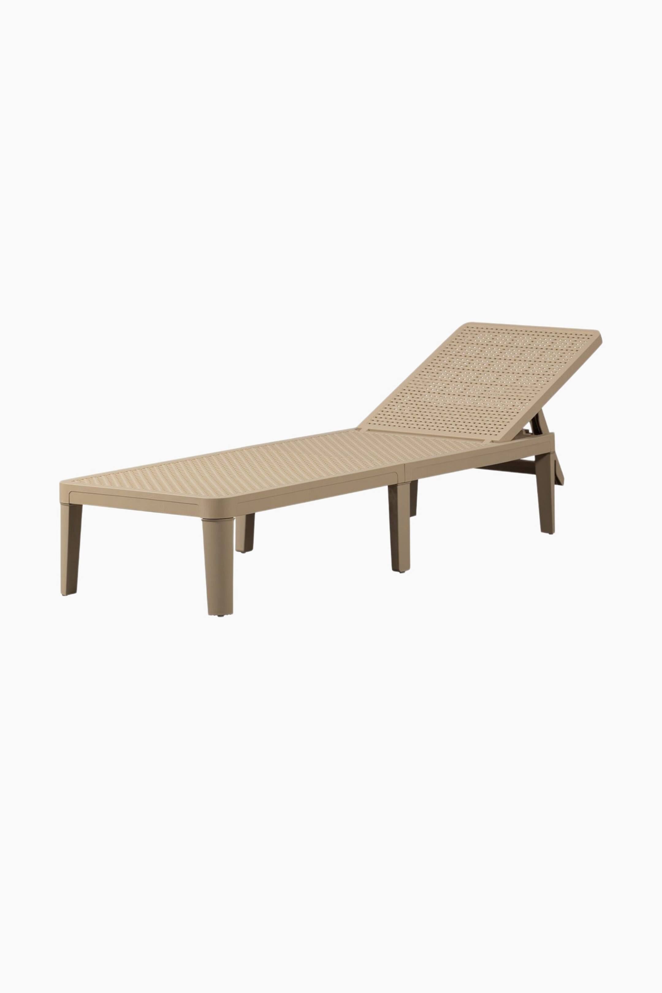 Größeres Bild anzeigen: Eine beige Chaiselongue ist nach rechts geneigt und zeigt eine perforierte, gewebte Textur entlang der erhöhten Rückenlehne und des langen Sitzes. Sie wird von vier Beinen gestützt.