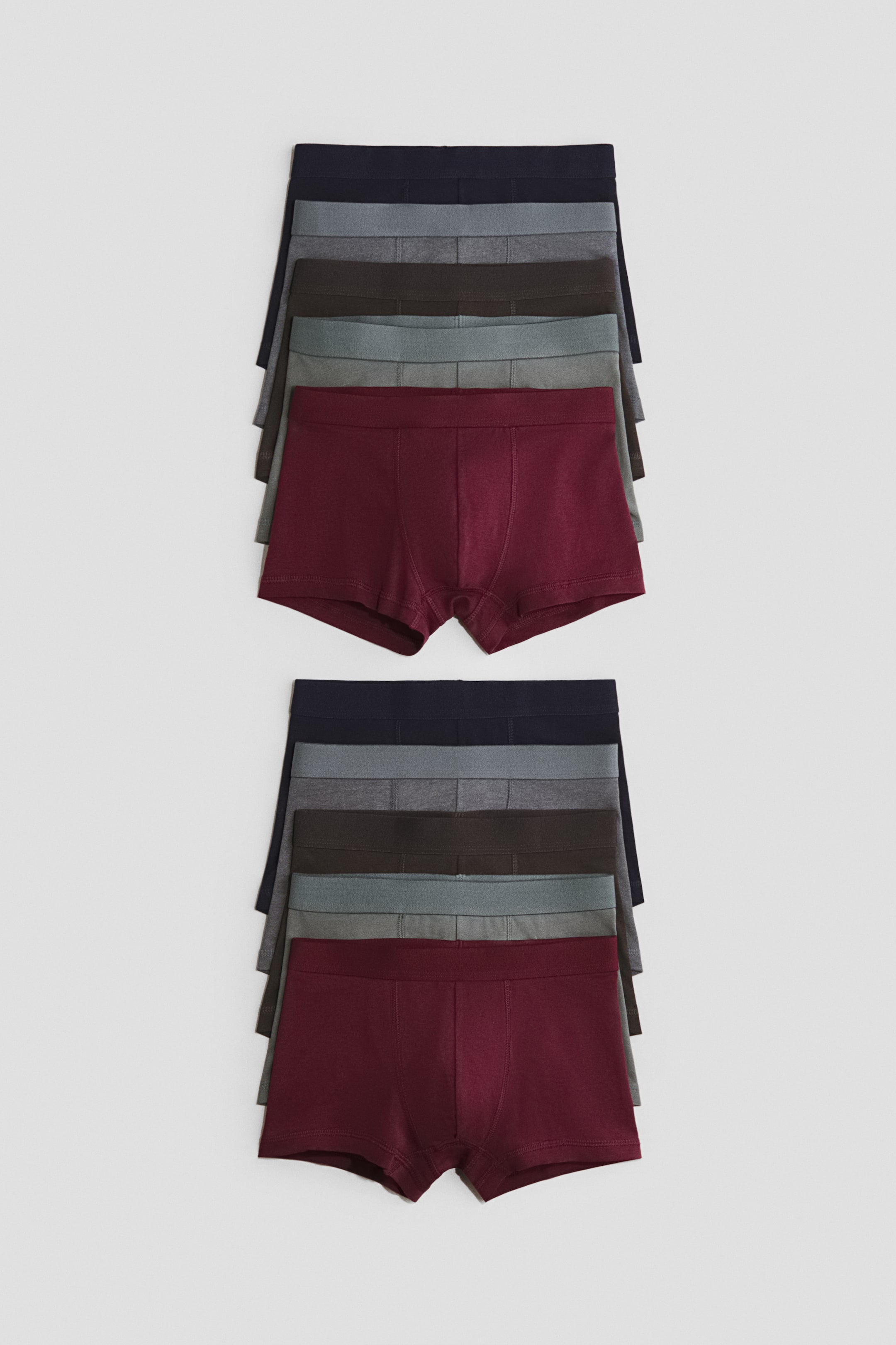 Agrandir l'image: Des boxers en jersey de coton sont présentés de face en deux piles identiques, alignées verticalement, composées de plusieurs coloris, dont bleu marine, gris, brun et bordeaux. La paire bordeaux entièrement visible en bas de თითო chaque pile met en valeur des jambes courtes, une taille élastiquée et un devant doublé.