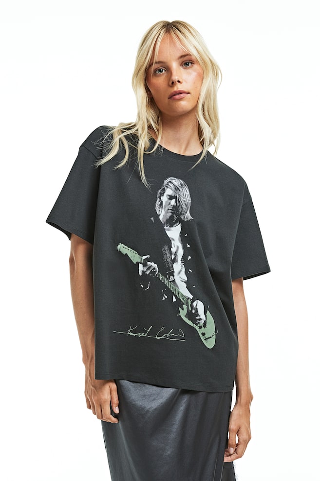 Oversized T-Shirt mit Print - Schwarz/Kurt Cobain/Dunkelgrau/Grateful Dead/Hellgrau/Micky Maus/Weiß/Wednesday/Schwarz/Wednesday/Dark grey/Blur/Hellblau/Oxford University/Beige/Red Hot Chili Peppers - 1