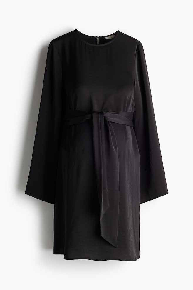 MAMA Robe en satin avec ceinture à nouer - Noir/Rouge foncé - 1