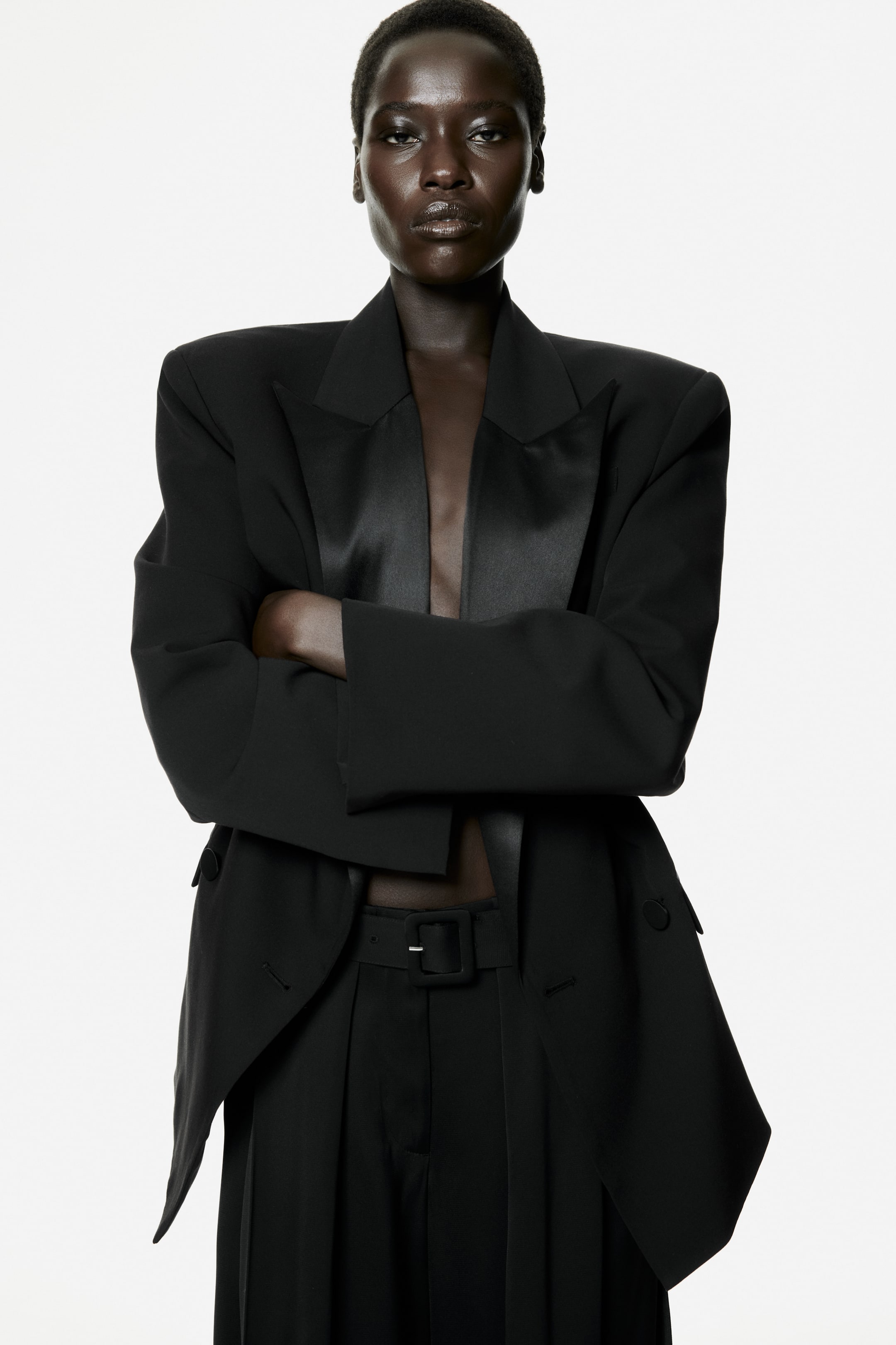 Pantalon avec ceinture et détails plissés