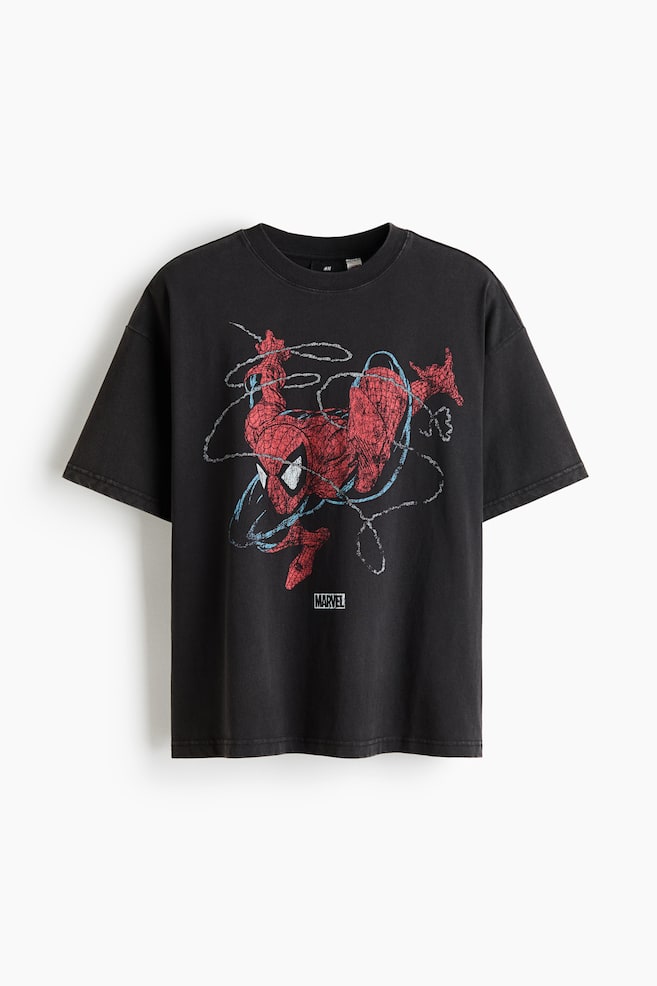 T-Shirt Oversized Fit - Schwarz/Spider-Man/Schwarz/Iron Maiden/Weiss/Jaws/Schwarz/Bob Marley/Weiss/Henri Matisse/Schwarz/NASCAR/Gelb/Matisse/Weiss/Pinkt Floyd/Schwarz/Rolling Stones/Schwarz/Guns N' Roses/Schwarz/NBA/Schwarz/NASCAR/Schwarz/The Notorious B.I.G./Mattes Olivgrün/Nas - 1