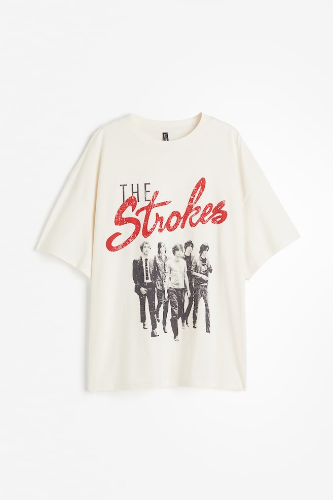 Oversized T-shirt med tryk - Creme/The Strokes/Mørkegrå/Nirvana/Mørkegrå/Joan Jett/Lysegrå/Fender/Mørkegrå/Smiley®/Hvid/System of a Down/Creme/Formula 1/Hvid/Mary J Blige/Lys rosa/Yungblud/Creme/Saweetie/Sort/Formula 1/Sort/The Stooges - 2