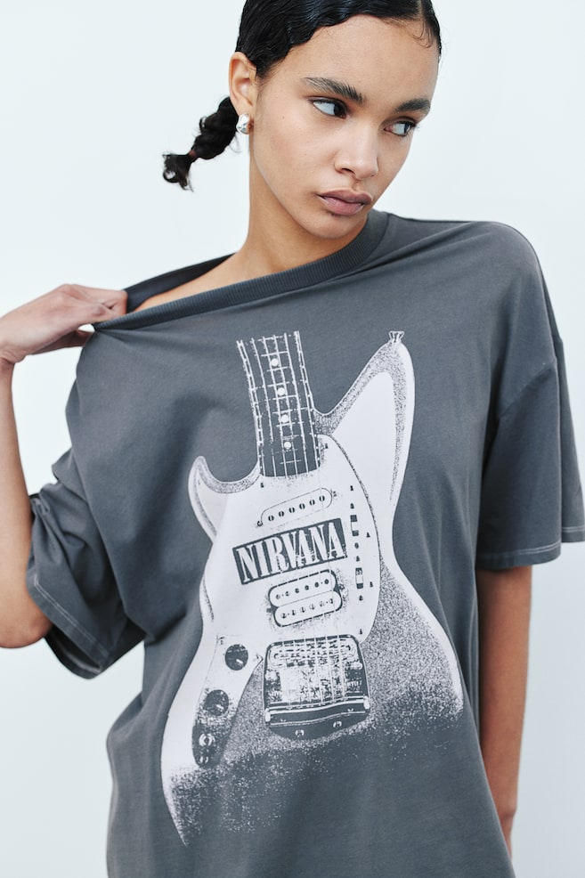 Oversized T-shirt med tryk - Mørkegrå/Nirvana/Sort/Formula 1/Mørkegrå/Smiley®/Mørkegrå/Joan Jett/Creme/Formula 1/Creme/Saweetie/Hvid/System of a Down/Lysegrå/Fender/Creme/The Strokes/Hvid/Mary J Blige/Sort/The Stooges/Lys rosa/Yungblud - 1