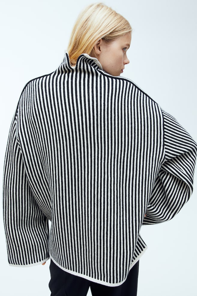 Oversized trøje med turtleneck - Hvid/Sortstribet/Sort - 6