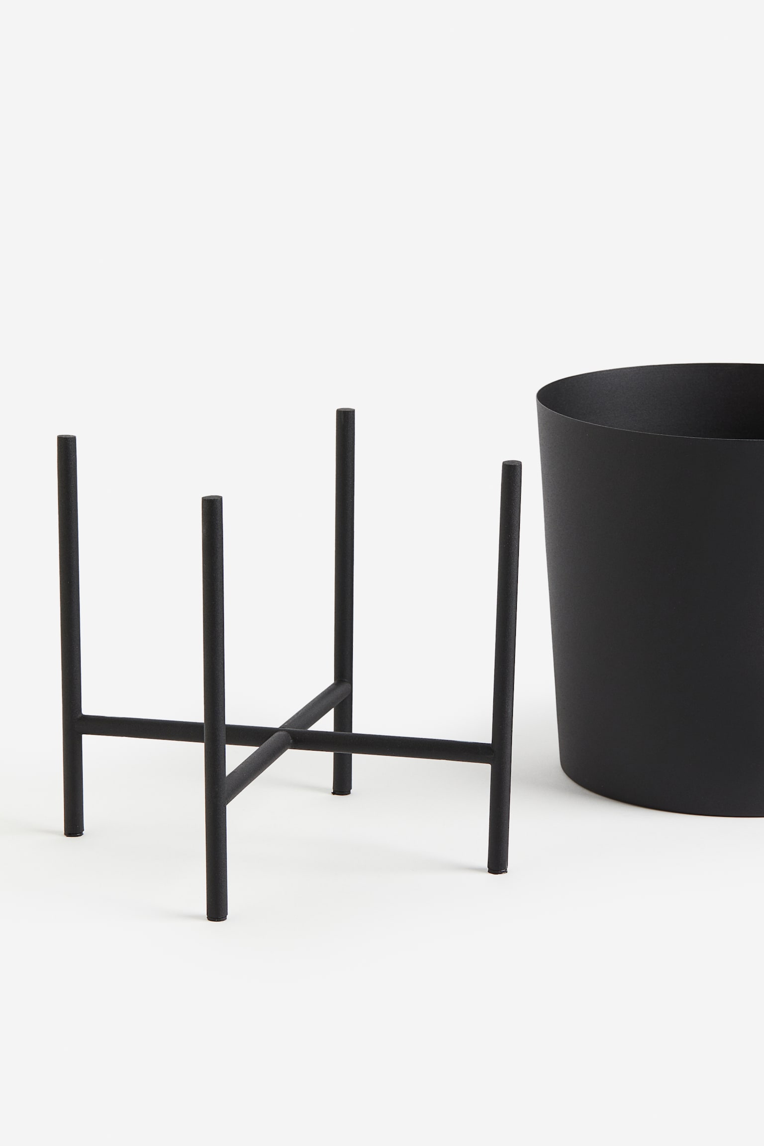 Large plant pot on a stand - Black - 2