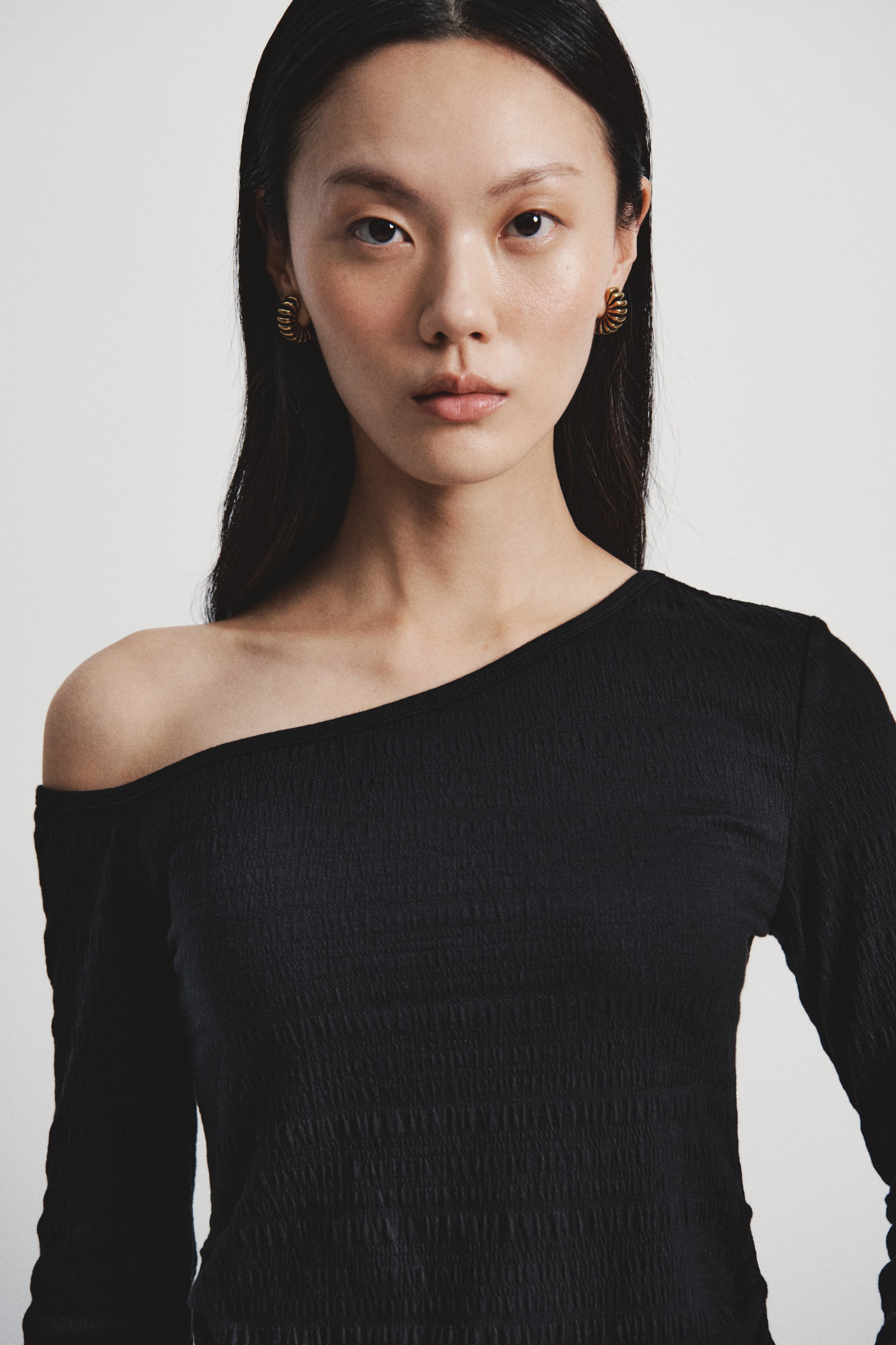 拡大画像を表示: ワンショルダー アシンメトリートップス - ブラック - レディース | H&M JP 4