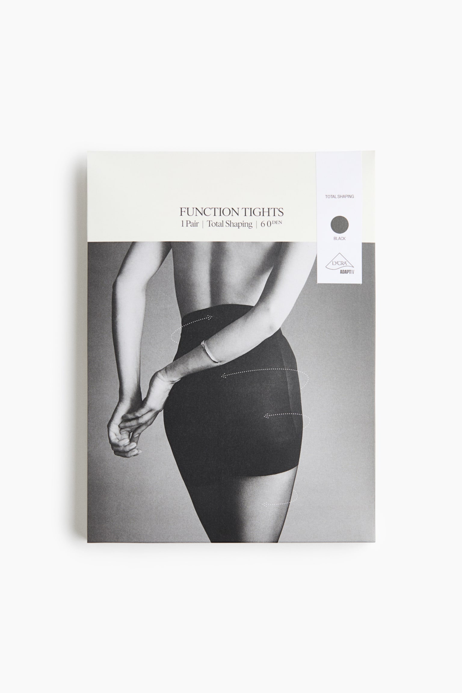Vue de face de lâemballage des Â« Function Tights Â», montrant une pochette en papier blanc cassÃ© avec une photographie en noir et blanc dâun mannequin vu de dos, portant un collant gainant noir taille haute. Lâemballage affiche le texte Â« FUNCTION TIGHTS Â», Â« 1 Pair \| Total Shaping \| 60 DEN Â», ainsi quâune Ã©tiquette blanche verticale Ã  droite indiquant la couleur noire et prÃ©sentant le logo Â« LYCRA ADAPTIV Â».