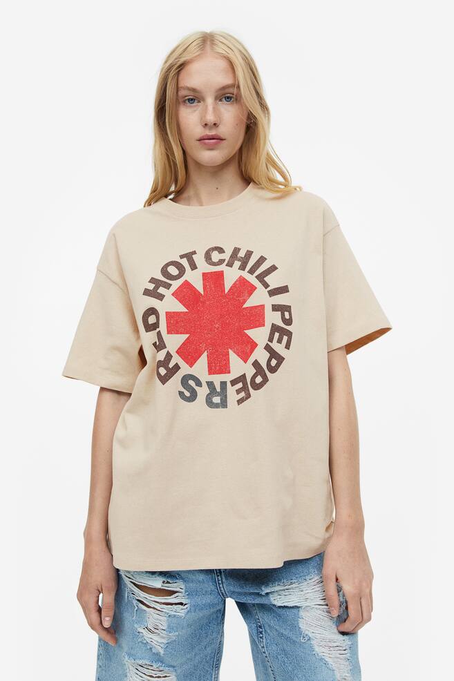 Oversized T-shirt med tryk - Beige/Red Hot Chili Peppers - 1