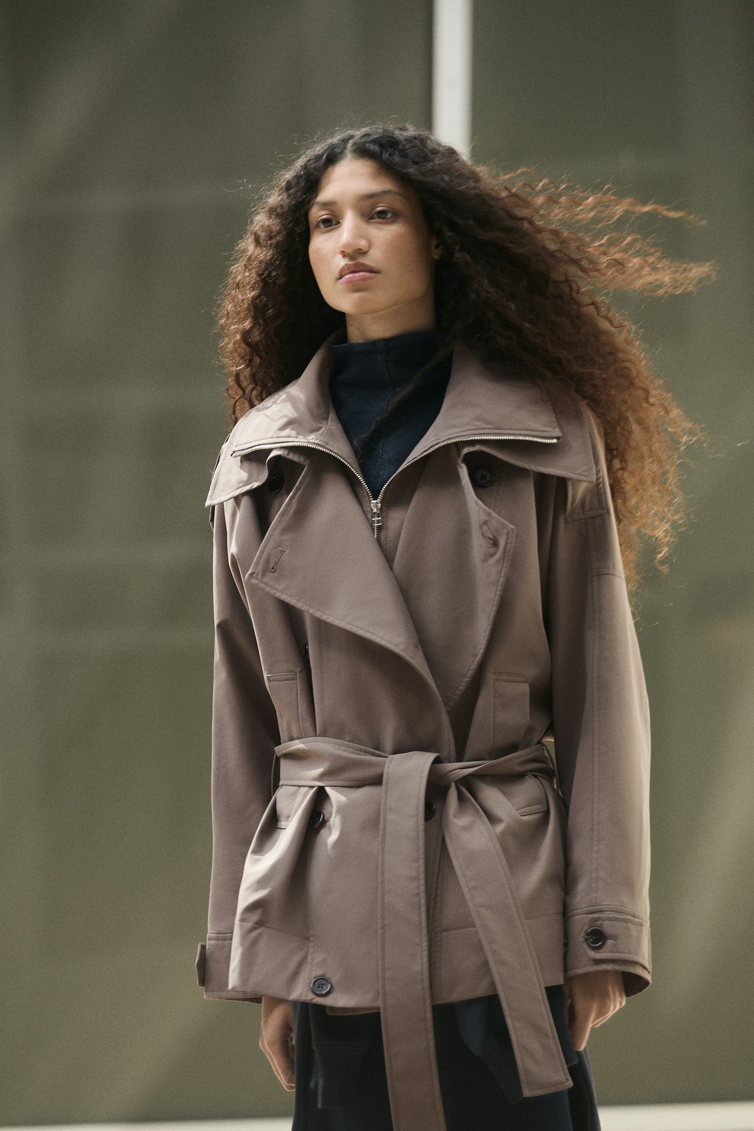 Женское пальто H&M Short Funnel-Collar Trench, цвет: Тёмный серо-коричневый — фото 4