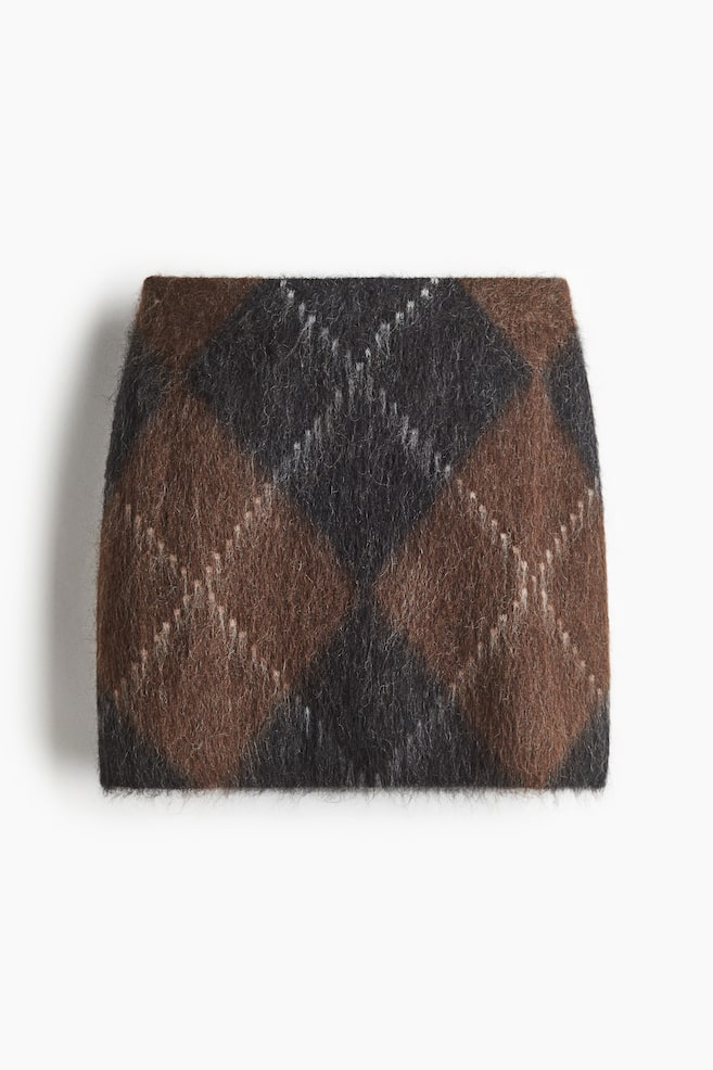 Ein brauner und dunkelgrauer flauschiger Strickschlauchschal zeigt ein Argyle-Muster mit hellgrauen Rautenkonturen. - 1