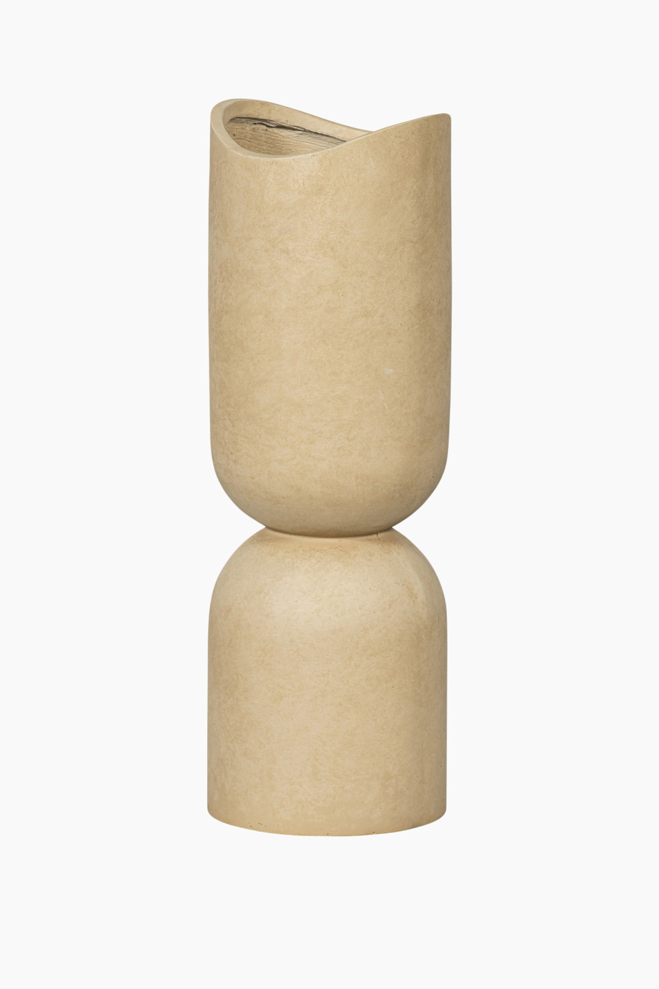 Grotere afbeelding bekijken: Een licht beige sculpturale vaas presenteert een tweedelige vorm, bestaande uit een bovenste afgerond vat en een onderste afgeronde basis, verbonden op een centraal smal punt. De vaas heeft een getextureerd oppervlak en de bovenste opening buigt naar beneden in het midden.