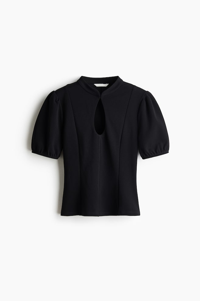 Eine schwarze Bluse mit kurzen Ãrmeln ist von vorn zu sehen und zeigt einen Stehkragen mit einem mittigen Schlüssellochausschnitt. Das Oberteil hat kurze Puffärmel mit gerafften Bündchen und vertikale Prinzessnähte entlang des vorderen Mieders. - 1