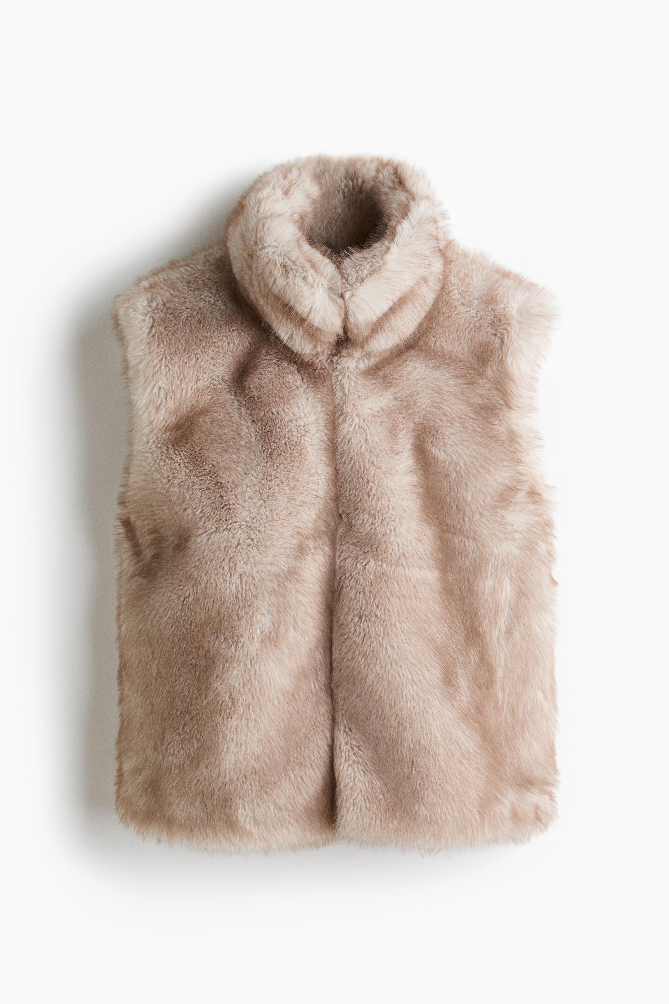 Se større billede: En lysebrun vest i faux fur viser sin bløde, plyssete tekstur forfra og har en høj opstående krave, et ærmeløst design og en åbning midt foran.