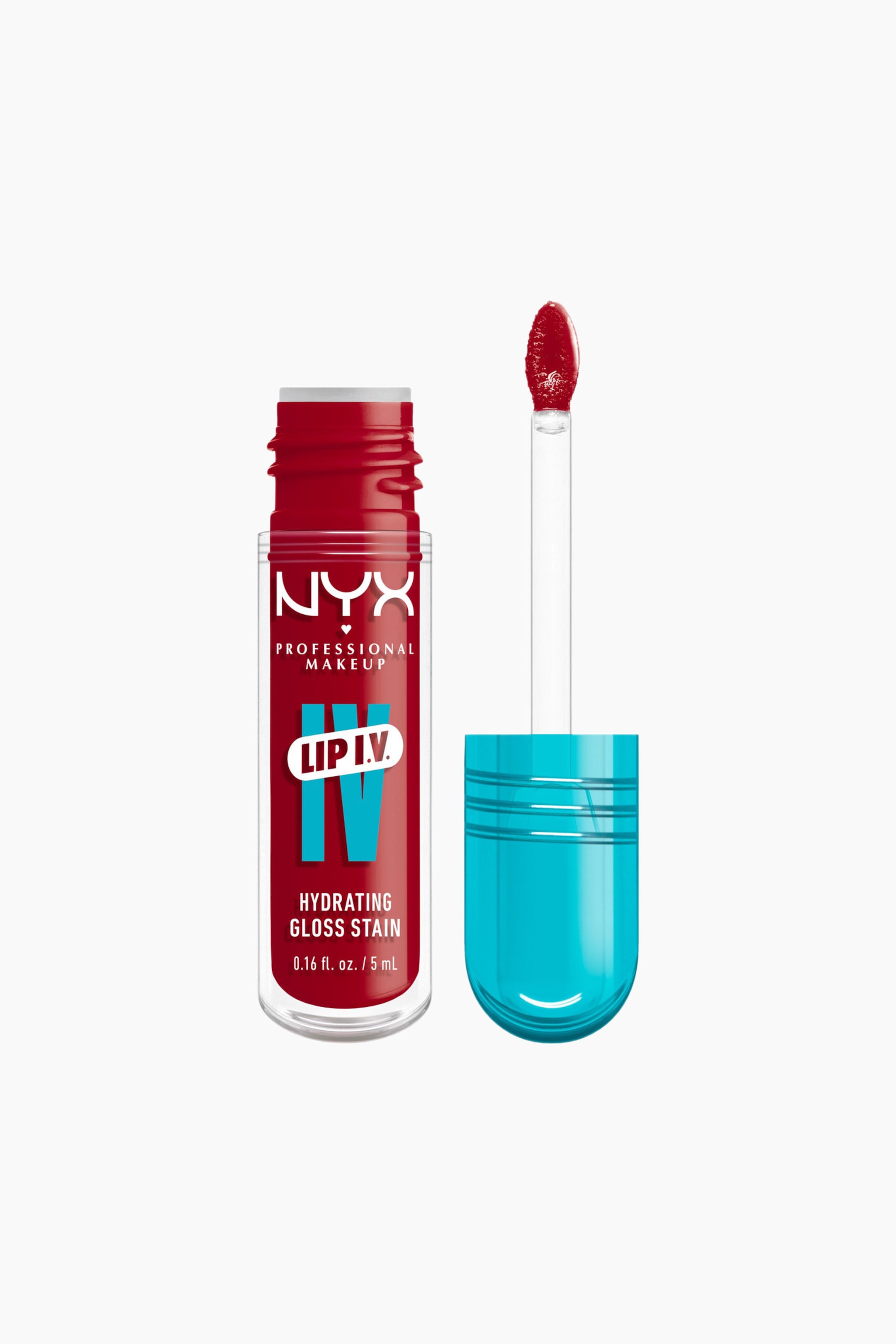 Visa större bild: En klar cylindrisk flaska med NYX Hydrating Gloss Stain, innehållande röd vätska, står upprätt och visar upp sin röda topp och produktetikett. En klar applikatorstav, täckt med rött gloss, kommer ut ur flaskan, och dess ljusa turkosa lock är placerat separat till höger.