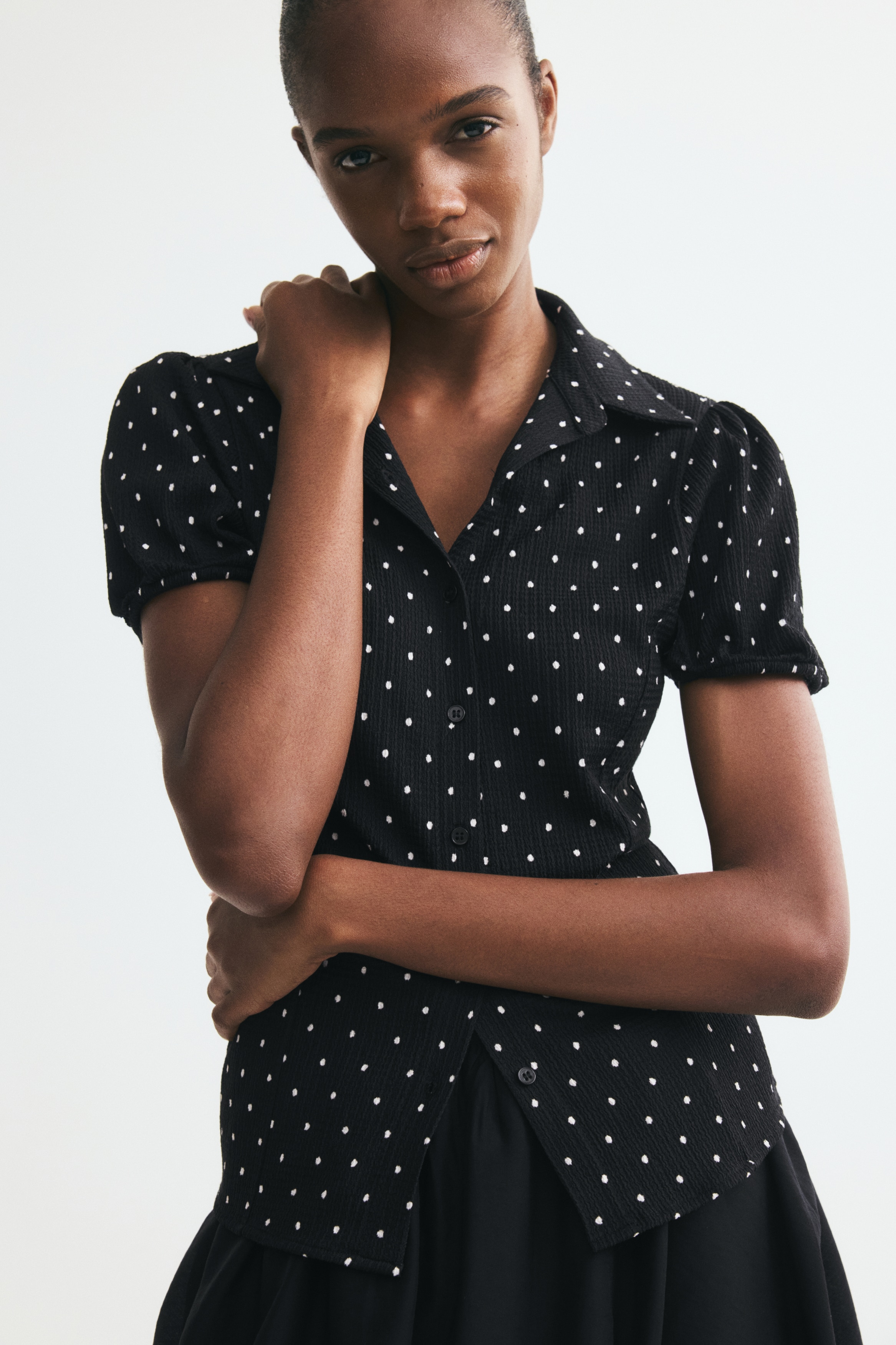 Shirt mit Puffärmeln und Knopfleiste - Schwarz/Polka Dots/Weiß/Polka Dots