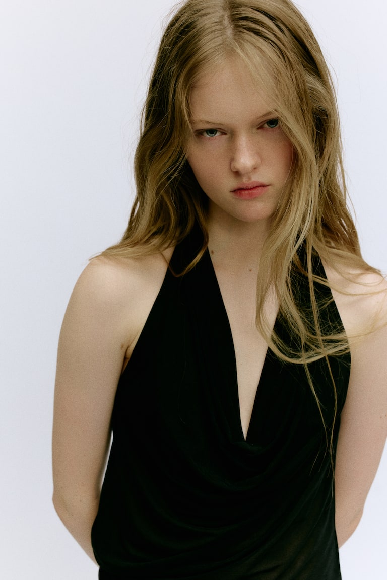 Asimetrična bluza s halter izrezom