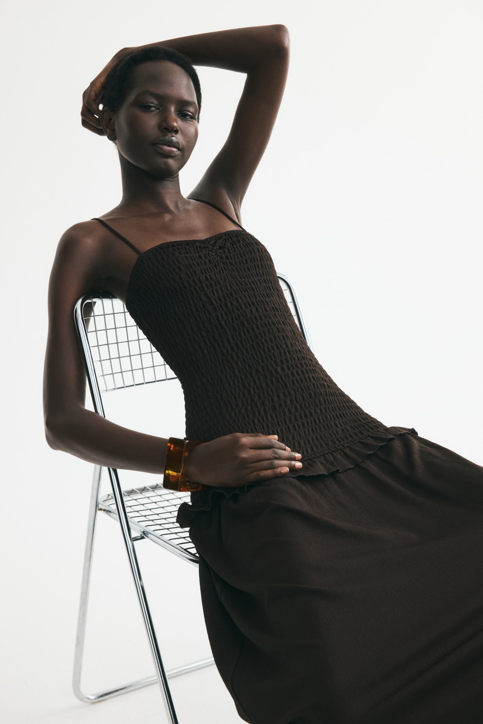 Женское платье H&M Smocked-Bodice Strappy, цвет: Тёмный коричневый — фото 5