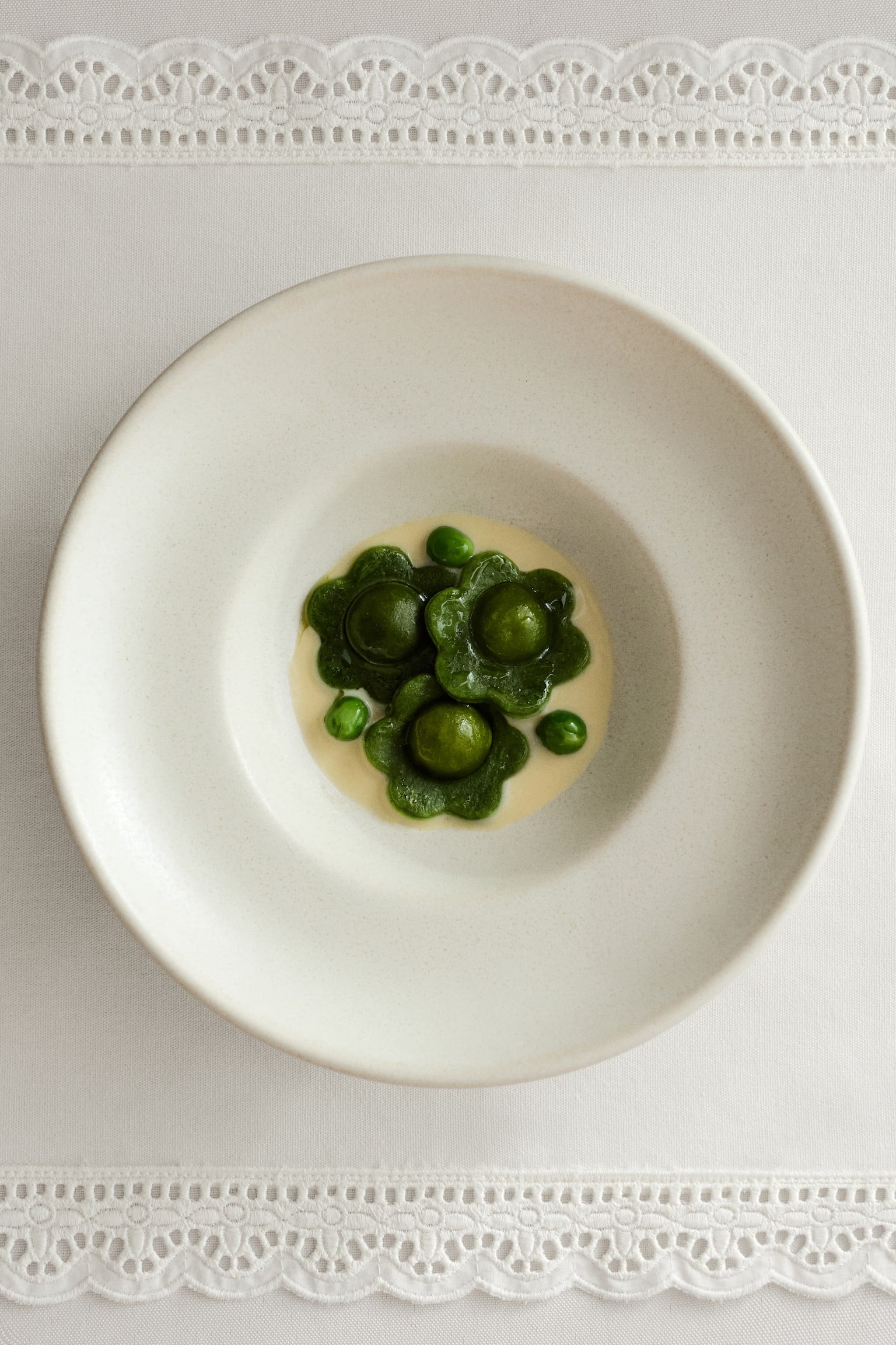 מארז 2 פלייסמטים בסיומת תחרה - לבן - 2