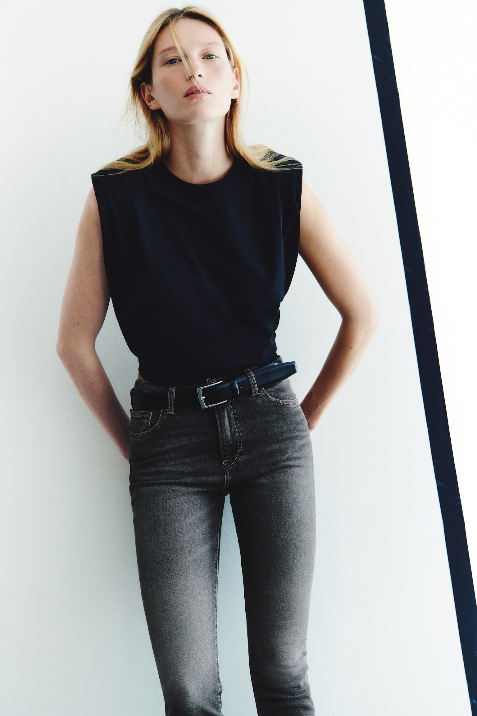 Женские джинсы H&M Slim Straight High-Waist Ankle, цвет: Тёмный джинсовый серый — фото 4