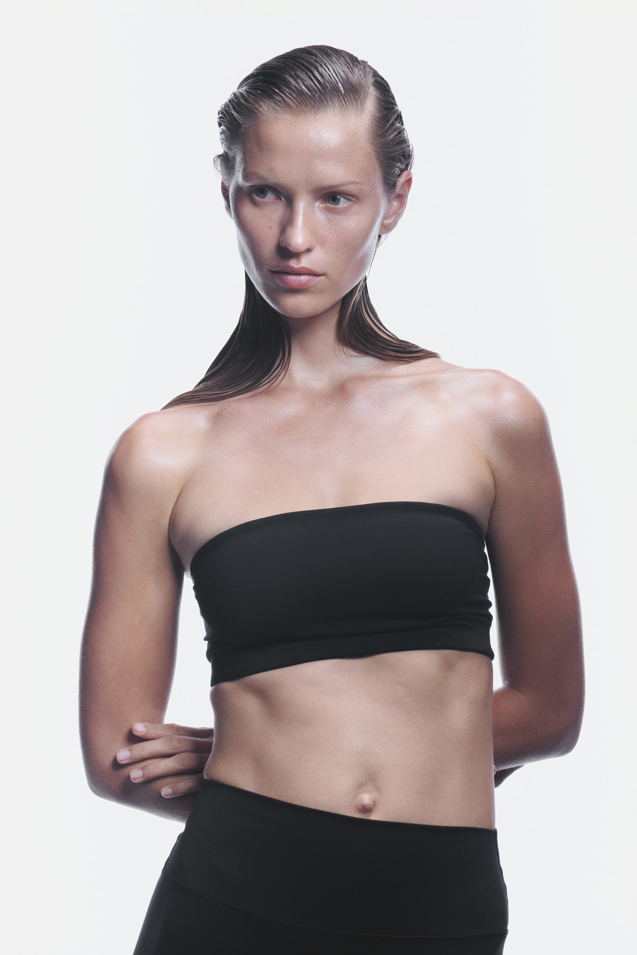 View larger image: Medium support Bandeau Sports bra With SculptMove™ - Black - Ladies | H&M IN 2