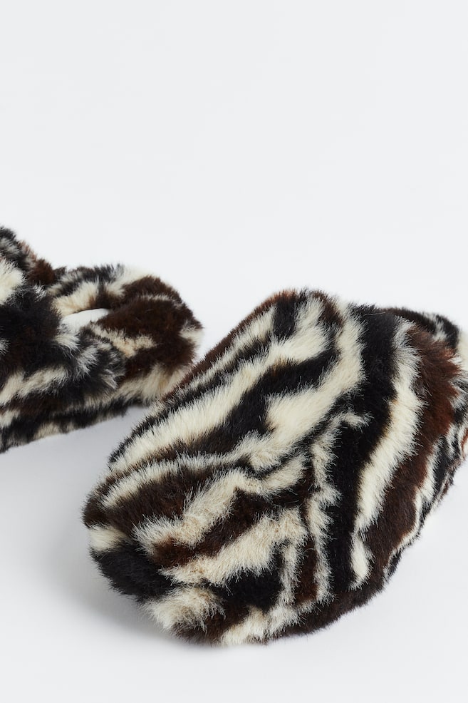 Fluffy slippers - Black/Zebra print/Black - 5
