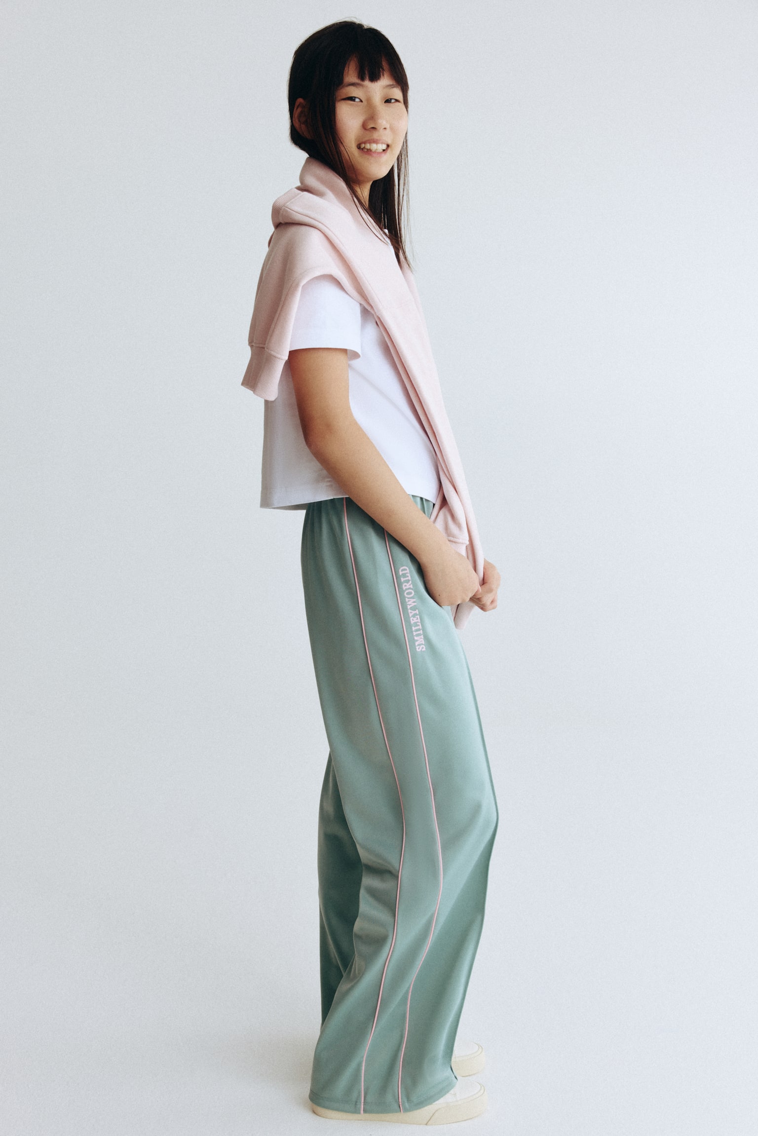 Wide-leg track pants - Light green/SmileyWorld®/Blue/Lilo & Stitch/Bubblegum pink/SmileyWorld®/Dark grey/Kuromi - 5