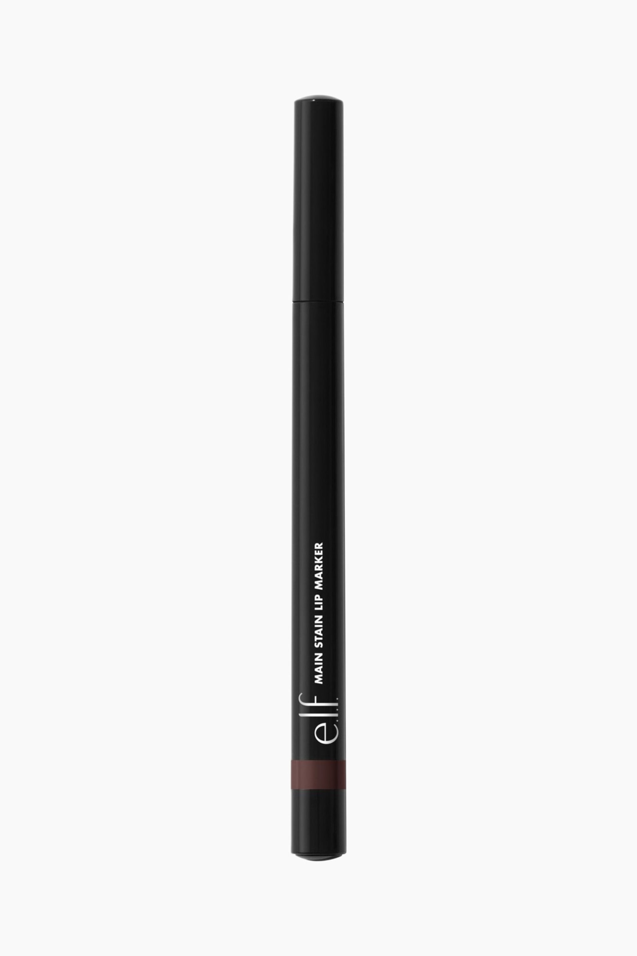 Vis større bilde: En svart sylindrisk e.l.f. Main Stain Lip Marker står oppreist, med merkevarelogoen og produktnavnet vertikalt langs siden, og et mørkebrunt nyanseindikatorbånd nederst.