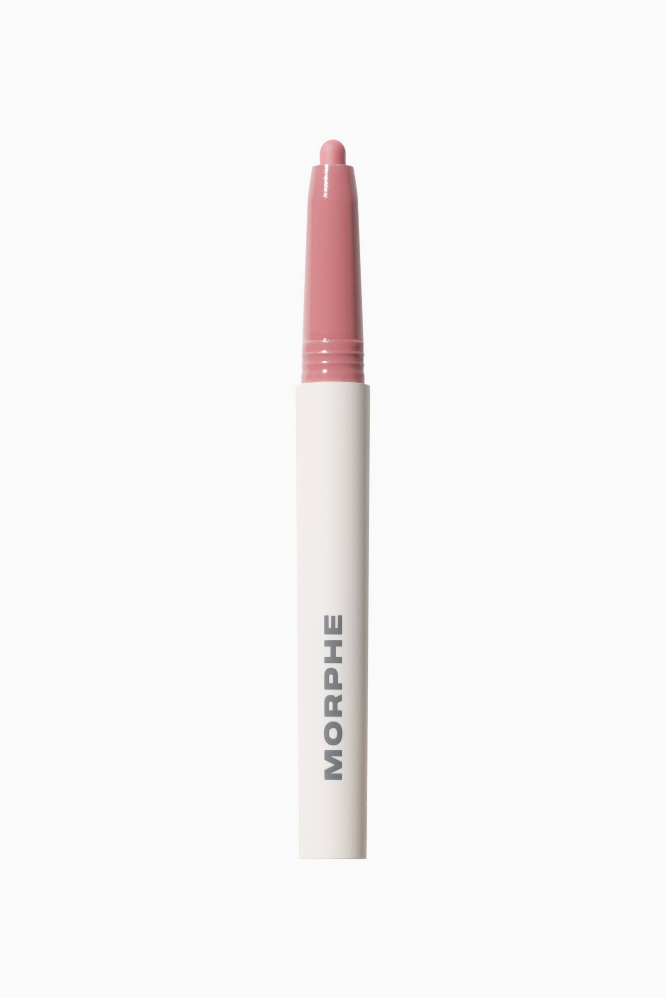Visa större bild: Sculptwear Signature Lip Pencil står vertikalt och visar upp en matt vit cylindrisk kropp med varumärkesnamnet "MORPHE" tryckt vertikalt i grått. Pennan visar en exponerad, avsmalnande spets i en dammig rosa nyans.