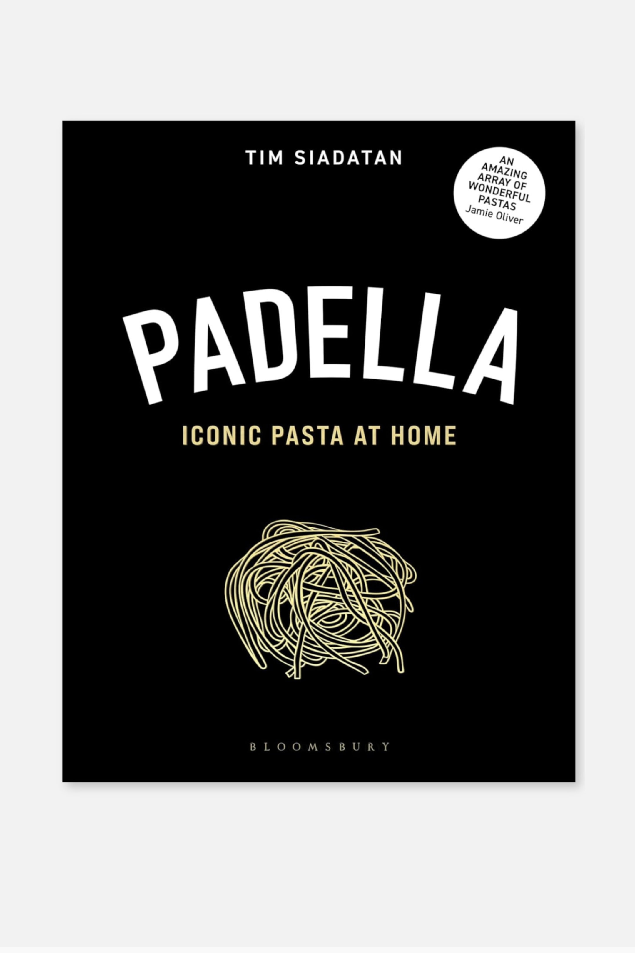 Visa större bild: Ett bokomslag har en svart bakgrund med titeln "Padella" i stora vita bokstäver och "Iconic Pasta at Home" i mindre gyllene bokstäver. En gyllene linjeteckning av trasslig pasta är centrerad under undertiteln, medan en vit cirkulär badge i det övre högra hörnet visar en recension av Jamie Oliver, allt på den framåtvända omslaget.