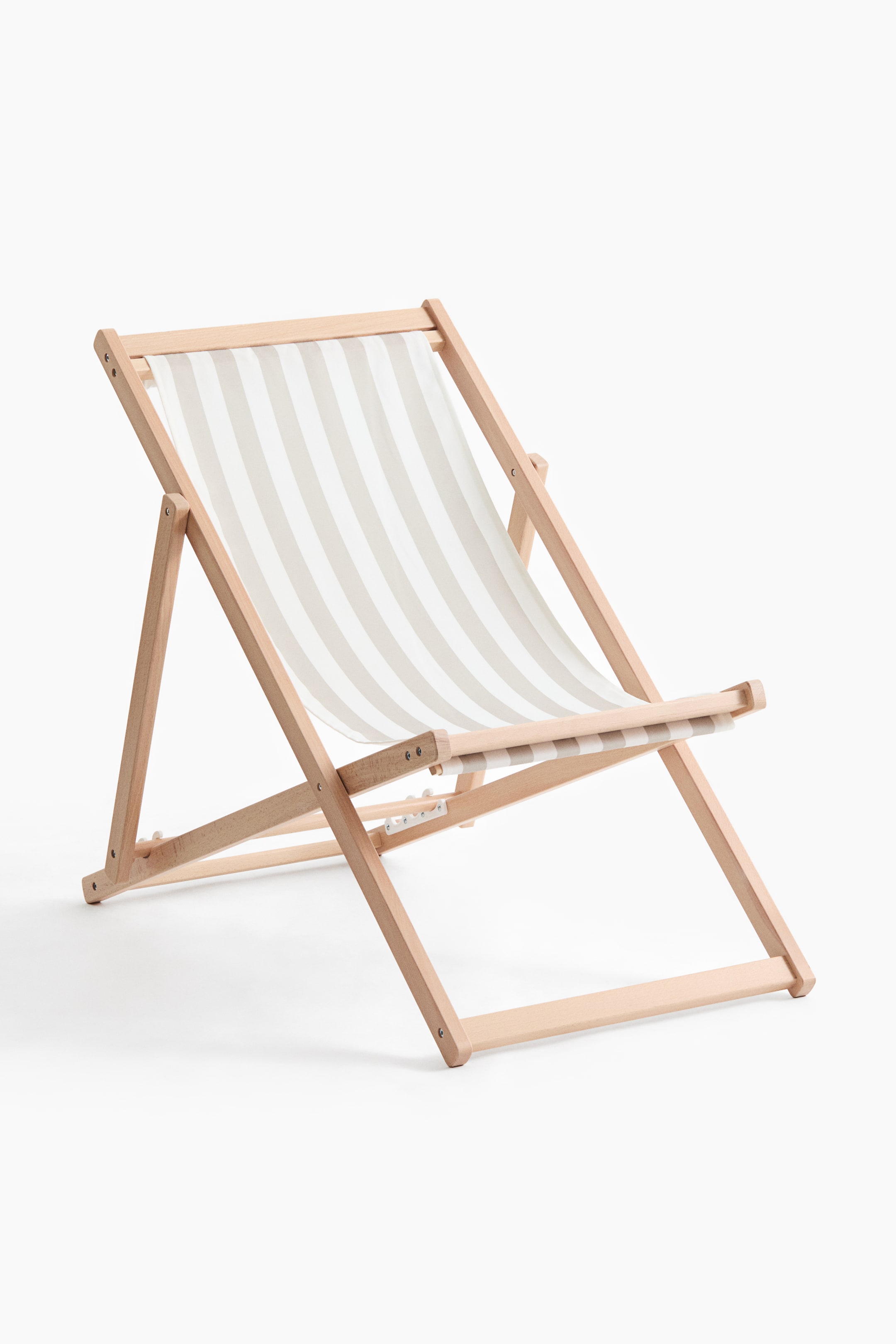 Ver imagen más grande: Una tumbona presenta un marco de madera clara con componentes articulados y un asiento de tela con rayas diagonales alternas, anchas blancas y finas beige, presentada desde el frente.