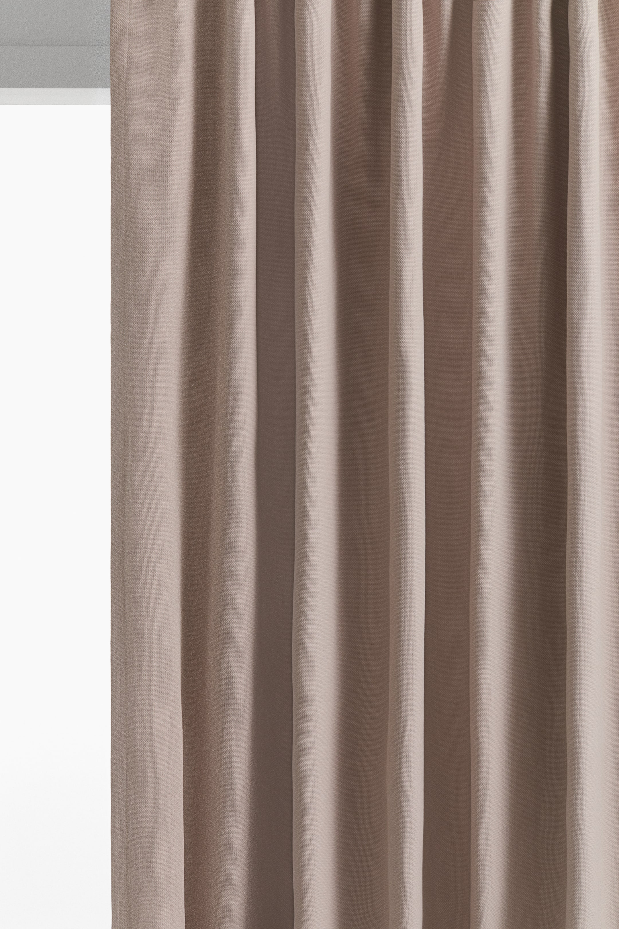 Ver imagen más grande: Una cortina de color beige claro muestra pliegues verticales profundos y una sutil textura tejida.