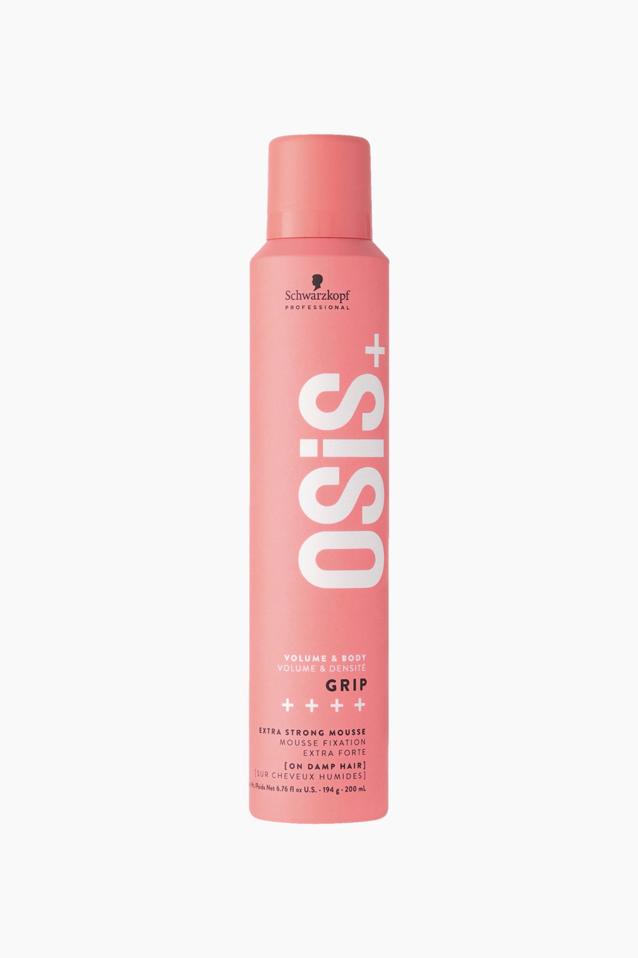 Vis større bilde: Grip Hair Mousse står oppreist og vendt forover, med en høy, sylindrisk matt rosa boks med en matchende rosa kork. Forsiden av beholderen viser Schwarzkopf Professional-logoen øverst, en stor vertikal hvit «OSiS+»-logo i midten, samt svart og hvit tekst som angir «GRIP» og «EXTRA STRONG MOUSSE» nederst.