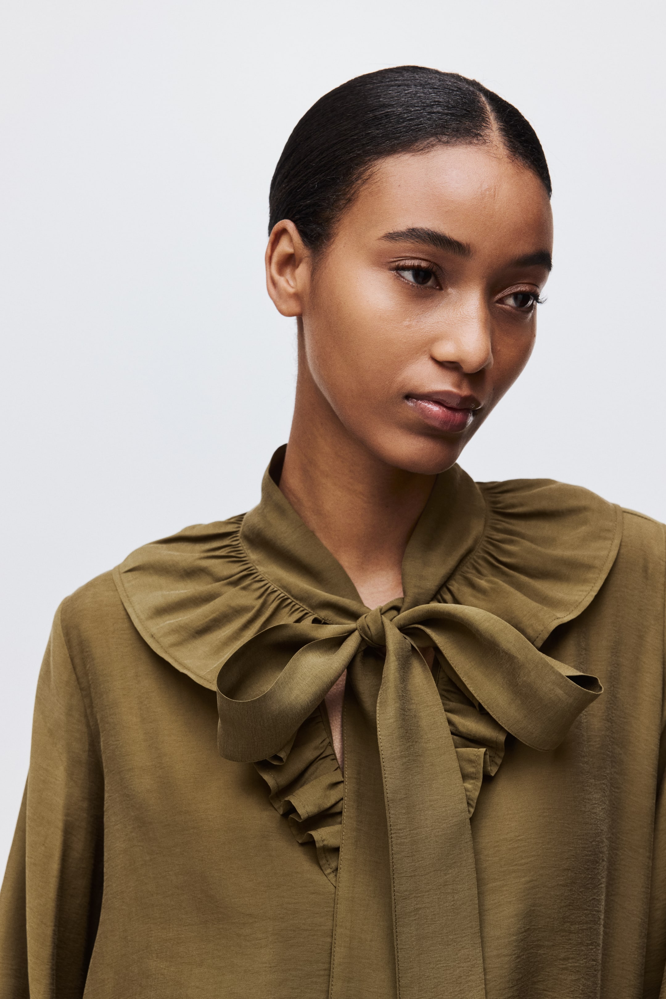 Büyük resmi görüntüle: Yakası Bağcıklı Bluz - Dark khaki green - KADIN | H&M TR 1