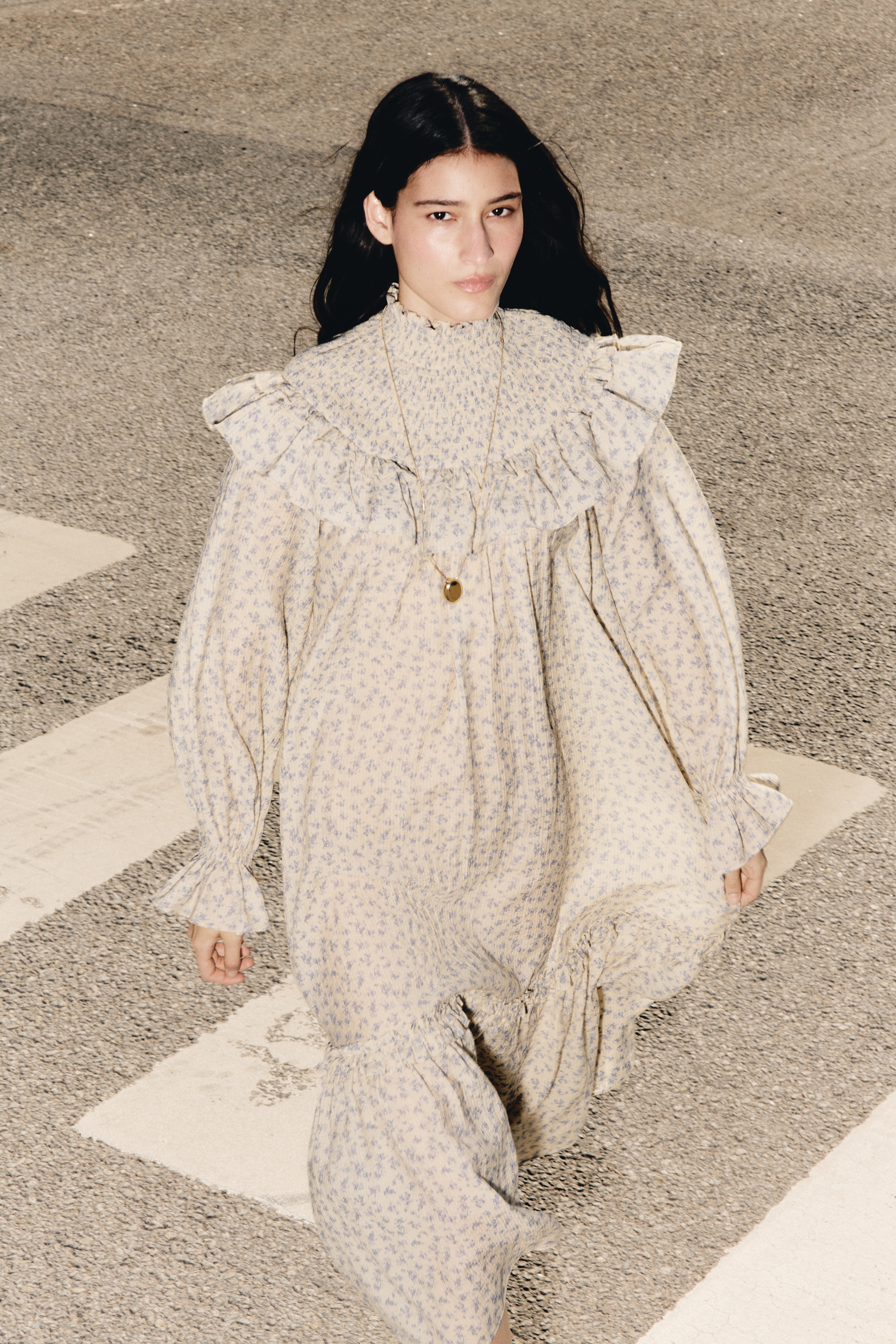Robe à volants ruchés en tissu texturéModèle
