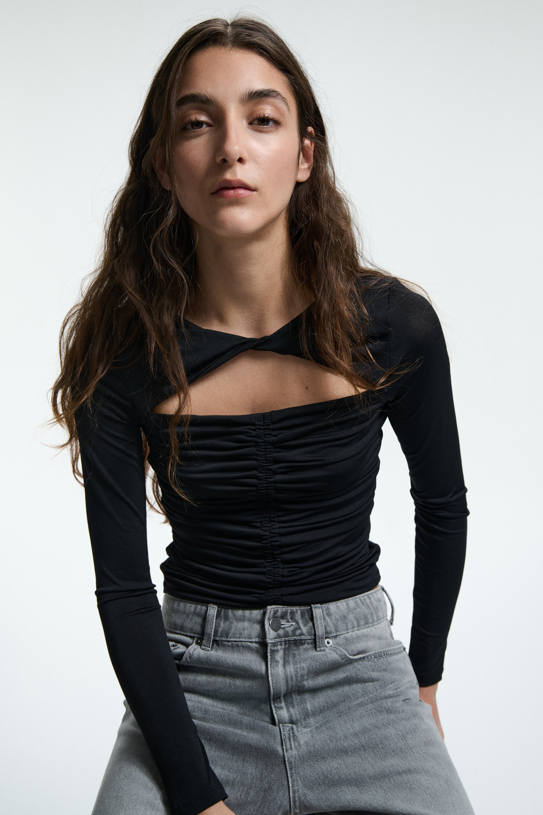 Zobrazit větší obrázek: Cut-out jersey top - Černá - ŽENY | H&M CZ 2